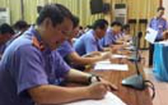 Lần đầu thi tuyển kiểm sát viên